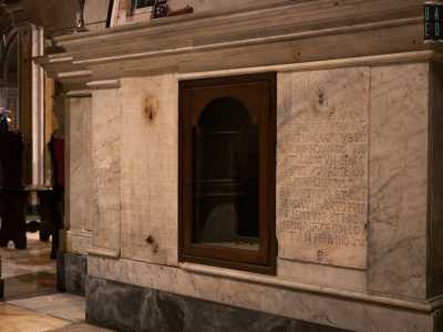 Ai lati della teca troviamo anche due lapidi in pietra incise con scritte in latino, che ricordano la storia millenaria di questo prezioso reperto